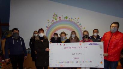 Bild: fks
Eine persönliche Übergabe war aufgrund der pandemischen Lage nicht möglich. Der Elternbeirat fand sich stattdessen bereits Anfang Dezember für ein "schnelles" Foto zusammen. Der Scheck wurde von den Kindergartenkindern gestaltet.