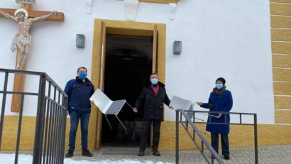 Bild: wec
Kirchenpfleger Josef Beer, Josef Gilch als Vorsitzender des historischen Vereins und Christine Schormüller als Historienwart des Vereins (von links) präsentieren die neuen Stühle.