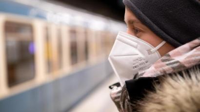 Symbolbild: Sven Hoppe/dpa
Ein Frau mit FFP2-Maske wartet in einer U-Bahnstation auf die Bahn. In Bayern gilt ab 18. Januar eine Pflicht zum Tragen von FFP2-Masken im öffentlichen Nahverkehr und im Einzelhandel.