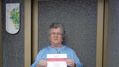 Bild: amö
Brigitte Götz mit ihrer Urkunde und der Ehrennadel in Gold für 75 Mal Blutspenden.