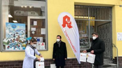 Bild: wku
Carina Eichenseer (links) und Andreas Schießler (rechts) übergeben Pfarrer Stefan Fischer (Mitte) die Maskenspenden.