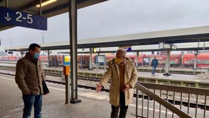 Bild: Wirtschaftsförderung Schwandorf/exb
Der Schwandorfer Wirtschaftsförderer Roland Kittel und Oberbürgermeister Andreas Feller (von links) diskutieren Verbesserungsmöglichkeiten der Barrierefreiheit im Schwandorfer Bahnhof.
