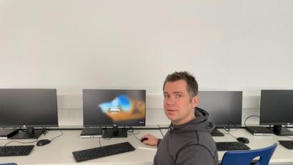 Bild: e
IT-Leiter Thomas Wiedenbauer erläutert, warum die Grund- und Mittelschule digital gut ausgerüstet ist.