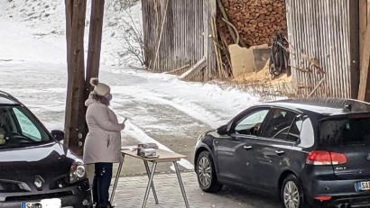 Bild: Anita Schwaiger/exb
Ohne das Auto zu verlassen, konnten sich die Bürger FFP2-Masken im Drive-In der Fensterbacher Nachbarschaftshilfe abholen.