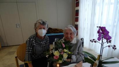 Bild: Daniela Donhauser/exb
Helga Regner (links) darf ihrer Mutter Wilhelmine Betz im Marienheim der Caritas zum 100. Geburtstag gratulieren.