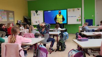 Bild: Polizeiinspektion Amberg/exb
Busschule unter Corona-Bedingungen: Polizeioberkommissar Markus Neumeyer erklärte im Klassenzimmer den Kindern, wie wichtig reflektierende Westen für die Sicherheit auf dem Schulweg sind.