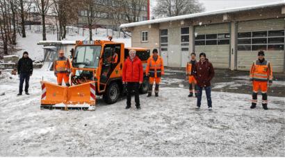 Bild: njn
Der neue Ladog mit Fahrer Wolfgang Schmidt. Mit auf dem Bild die Bauhofmitarbeiter mit Bauhofleiter Josef Liedl (Vierter von rechts), dem Technischen Angestellten Markus Meyer (links), Bürgermeister Johannes Reger (Fünfter von rechts) sowie Andreas Böckl (Zweiter von rechts) von der Firma Landwirtschaftstechnik Böckl, der für den zukünftigen Service des Fahrzeugs zuständig ist.