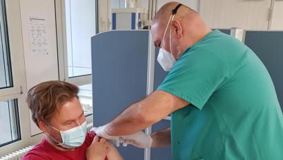 Bild: St.-Anna-Krankenhaus/P. Frohnhöfer
Der Ärztliche Direktor des Kommunalunternehmens, Dr. Klaus Nester, wird von Stefan Christau (rechts) gegen das Coronavirus geimpft.