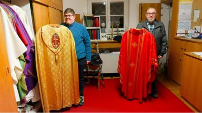 Bild: bsc
Zu kirchlichen Hochfesten verrichten Tobias Megies und Peter Steinhauser (von links) die anfallenden Arbeiten oft gemeinsam. Dazu zählen auch die Vorbereitungen in der Sakristei und die Prüfung der Priestergewänder auf Sauberkeit.