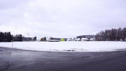 Bild: bkr
Blick von der Einmündung der Straße "Mertelacker" in die Gemeindeverbindungsstraße nach Plößberg auf das Gewerbegebiet Ost/weifelau.
Auf der gegenüberliegenden, nördlichen Seite ist der Neubau der Bauhofhalle geplant.