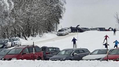 Bild: mr
Autos und Langläufer im Langlaufzentrum Rosenhof bei Schönsee.