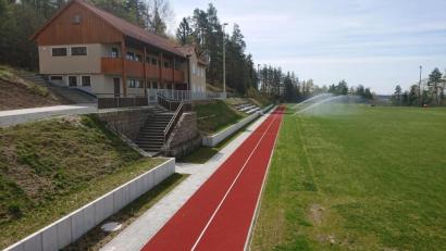 Bild: Archiv Eichl
Die Sportanlage des TSV wurde im vergangenen Jahr umfangreich saniert. Der Sportverein hat sich dafür zum Jahreswechsel bedankt in der Hoffnung, heuer wieder einen geregelten Sportbetrieb anbieten zu können.
