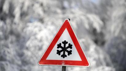 Symbolbild: Uwe Zucchi/dpa
14 Unfälle auf schneeglatten Straßen in der Oberpfalz.