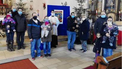 Bild: Pfarrer Thomas Kohlhepp/exb
Vier Tauffamilien feiern in Neunkirchen.