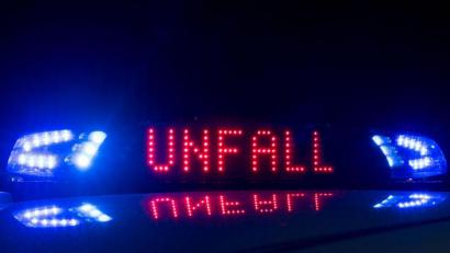 Symbolbild: Monika Skolimowska/dpa
In Oberbayern gab es wegen Neuschnee und glatter Fahrbahnen einige Unfälle.