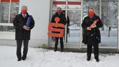 Bild: Kathrin Schmidt/exb
Die Leiterin der Sparkassen-Hauptstelle in Sulzbach, Petra Pöhlmann, (rechts) mit Ihrem Vorgänger, dem neuen Kommunalkundenberater Hermann Deichler (links), und Vorstandsvorsitzendem Dieter Meier (Mitte).