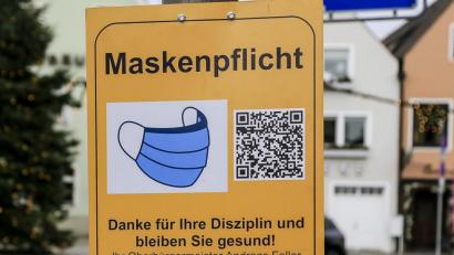 Bild: Hösamer
Die Maskenpflicht gilt nicht nur im öffentlichen Raum. So lange Gaststätten offen haben durften, galt sie auch dort, zumindest für das Personal.