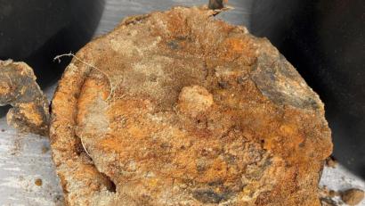 Archivbild: Stadt Weiden
Was daherkommt wie ein paniertes XXL-Schnitzel, war im September 2020 der Grund für die Aufregung rund ums Wasserwerk in Weiden: Dieser leere Abwurfbehälter ließ lange eine scharfe Fliegerbombe im Untergrund vermuten, eine Evakuierung eines Stadtteils stand unmittelbar bevor.