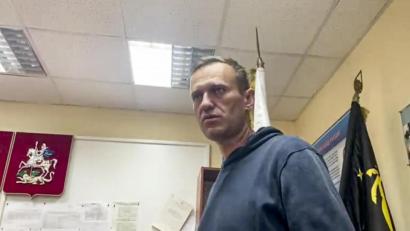 Bild: dpa/@Kira_Yarmysh/AP | Kira Yarmysh
Kremlkritiker Alexej Nawalny wartet in einer Polizeistation in Khimki im Moskauer Gebiet auf eine Gerichtsverhandlung. Nach seiner Rückkehr nach einer fünfmonatigen Behandlung in Deutschland wurde Nawalny gestern in Moskau festgenommen. Die russische Justiz hatte ihn zur Fahndung ausgeschrieben. Der Kremlkritiker soll während seines Aufenthalts in Deutschland gegen Meldeauflagen nach einem früheren Strafverfahren verstoßen haben. Der russische Strafvollzug fordert deshalb eine Gefängnisstrafe für Nawalny. Der Putin-Gegner kritisiert das Vorgehen gegen ihn als politisch motiviert.