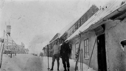 Archivbild: fvo 
Skifahrer vor dem alten Fahrenberger Wirtshaus vor 1904