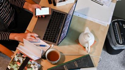Bild: Jens Kalaene/dpa
Ein Frau arbeitet im Homeoffice.