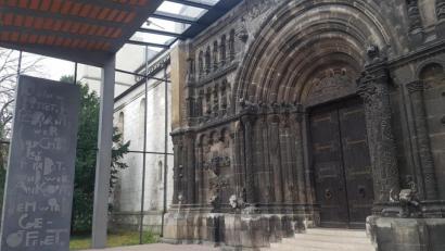 Bild: gib
800 Jahre überstand das Regensburger Schottenportal relativ unbeschadet, dann begannen ihm saurer Regen und Luftverschmutzung zuzusetzen.