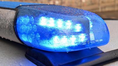 Bild: Carsten Rehder/dpa
Die Polizei hat eine Frau festgenommen, der vorgeworfen wird, ihr neugeborenes Kind getötet zu haben.