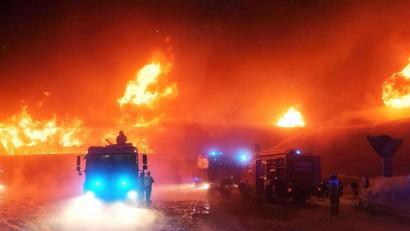 Bild: Zoom.Tirol/APA/dpa
Einsatzkräfte der Feuerwehr löschen einen Brand im „Motorcycle Museum“.