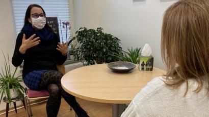 Bild: Caritas Regensburg
Marion Santl im Gespräch mit einer Klientin. Aktuell finden die Suchthilfe-Beratungen vor allem am Telefon, draußen bei einem Spaziergang oder in den Ambulanzen mit Maske und Abstand statt.