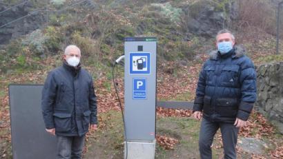 Bild: adj
Bürgermeister Reinhard Sollfrank und sein Stellvertreter Josef Langgärtner (von rechts) freuen sich, den Parksteinern ein kostenloses Angebot für das Laden ihrer E-Autos offerieren zu können.