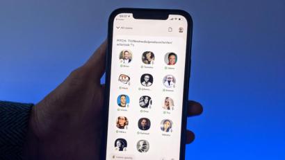 Bild: Christoph Dernbach/dpa
Clubhouse ist eine Audio-App, bei der die Anwender Gesprächen wie bei einem Live-Podcast zuhören oder sich aktiv an Diskussionen beteiligen können.