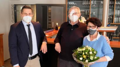 Bild: do
30 Jahre war das Hotel-Restaurant Rußweiher Vorzeigeadresse Oberpfälzer Kochkunst und Gastlichkeit. Nun möchten die Wirtsleute Brigitta und Raimund Rodler den wohlverdienten Ruhestand genießen. Bürgermeister Marcus Gradl (links) verabschiedet das Pächter-Ehepaar – coronabedingt im kleinsten Kreis.