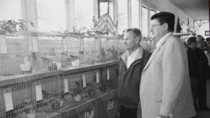 Archivbild: frd
Bei einer der Lokalschauen führte Josef Pflug dem damaligen Schirmherrn und Bürgermeister Wilfried Neuber voller Stolz durch die vereinseigene Ausstellungshalle.