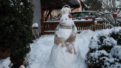 Bild: wro
Mama und Sohn Schneemann grüßen aus dem Garten der Familie Kastner in Wiesau.