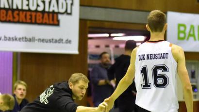 Bild: A. Schwarzmeier
Wann kann Trainer Stefan Merkl (links) die Basketballer der DJK Neustadt wieder in einem Spiel abklatschen? Der Lockdown raubt vielen Sportarten die Perspektive. Die Gefahr eines Saisonabbruchs wird allerorten immer konkreter.