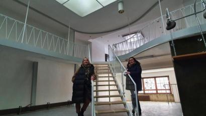 Bild: Peggy Biczysko
Maria-Magdalena Stöckert (rechts) vom Bauamt der Stadt Marktredwitz und Susanne Menzel von der Tourist-Information sind mächtig stolz darauf, was sie bislang aus dem ehemaligen Kaufhaus Wendler herausgeholt haben. Ihre Pläne für die neue Event-Location wurden überwiegend von Mitarbeitern des Bauhofs umgesetzt.