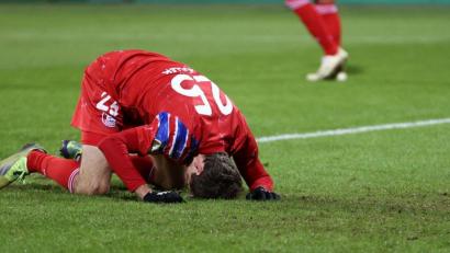Bild: Christian Charisius/dpa
Thomas Müller liegt frustriert am Boden.