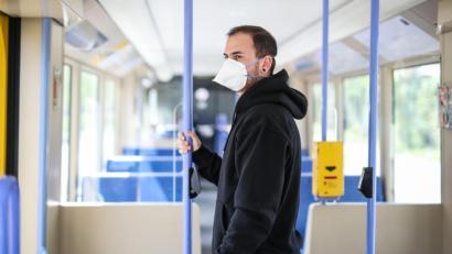 Symbolbild: Christoph Schmidt/dpa
Ab Montag gilt's: Im öffentlichen Nahverkehr sowie beim Einkaufen ist das Tragen von FFP2-Masken Pflicht.