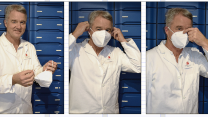 Bild: Martin Maier
So setzt man die Maske richtig auf, zeigt der Tirschenreuther Pharmazierat Christian Züllich: „Sie sollten die FFP2-Masken möglichst nur an den Gummibändern anfassen.“ Anschließend die Bänder hinters Ohr ziehen, der Nasenbügel muss dabei nach oben zeigen, und in die richtige Position drücken.