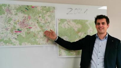 Bild: Portner
Oberviechtach und die Ortsteile immer gut im Blick: Bürgermeister Rudolf J. Teplitzky hat die zwei Landkarten im Amtszimmer an die Wand gepinnt.