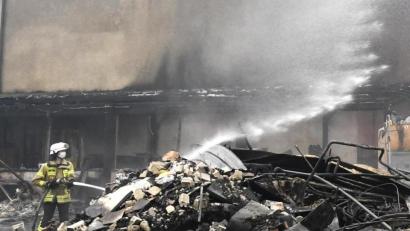 Archivbild: Petra Hartl
Die Feuerwehr im Einsatz, hier beim Großbrand einer Schreinerei in Amberg Ende November: Auch für sie gelten momentan Corona-Vorschriften wie beispielsweise die Maskenpflicht.
