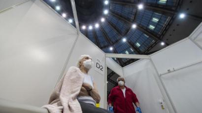 Bild: Boris Roessler/dpa
Die 90-jährige Odores H. wartet in einer Impfkabine unter dem Kuppeldach des Impfzentrums in der Festhalle in Frankfurt auf ihre Impfung gegen das neuartige Coronavirus.