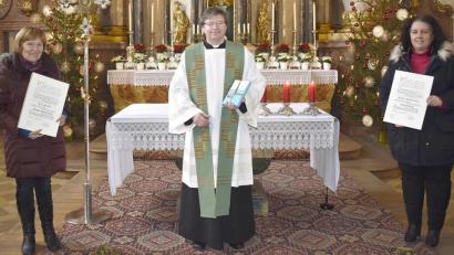 Bild: sck
Von links:Kinderchorleiterin Rita Schatz, Pater Markus Flasinski und die Leiterin des Kirchenchors "Michelfelder Moila", Sonja Schwemmer.