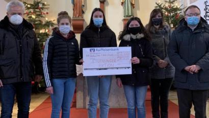 Bild: mez
Die drei Oberminis Lea Wolf, Annalena und Ronja Schroller (Mitte) überreichten einen großen Spendenscheck über 2330 Euro an Pfarrer Markus Bruckner (rechts). Dieser freute sich mit den beiden Mitorganisatoren Maria Bock und Roman Melzner über das große Engagement der jungen Pfarreimitglieder.