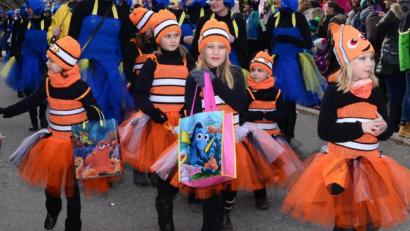 Archivbild: bey
Solche Bilder wie bei einem früheren Faschingszug wird es in der aktuellen Zeit nicht geben. Die Kinder dürfen aber ihre schönsten Kostüme aus dem Schrank holen, sich fotografieren lassen und das Bild an die Jugendbeauftragten der Stadt Pleystein schicken.