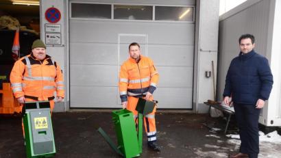 Bild: bey
Bürgermeister Sebastian Hartl (rechts) stellte im gemeindlichen Bauhof die neuen Hundetoiletten vor. Bauhofmitarbeiter Harald Kres (links) zeigt den Behälter in der Frontansicht mit dem Beutelspender (unten, schwarzer Teil), Bauhofmitarbeiter Stefan Feiler (Mitte) hat die Hundetoilette auseinandergezogen und verdeutlicht damit die Möglichkeit der hygienischen Entnahme der eingeworfenen Abfalltüten.
