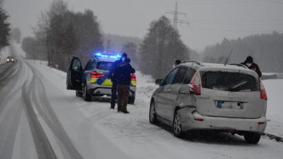Bild: jr
Eines der beiden beteiligten Fahrzeuge nach dem Unfall auf der Staatsstraße Waldsassen-Konnersreuth.