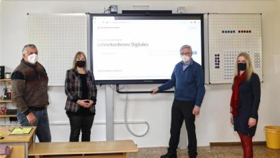 Bild: JOCHEN NEUMANN 
ERBENDORF
Voll digitalisiert ist jetzt die Grund- und Mittelschule Erbendorf. Das war nur durch die gute Zusammenarbeit zwischen Schulleitung, dem Sachaufwandsträger und dem Freistaat möglich. Auf dem Bild (von links) IT-Berater Siegfried Dötterl, Fachlehrerin Veronika Dostler-Oswald, Bürgermeister Johannes Reger und Rektorin Sabine Graser.