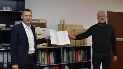 Bild: fvo
Coronabedingte "Ersatzverleihung" der Urkunde „Deutscher Ingenieurbaupreis 2020“ im Büro von Dr. Thomas Gollwitzer (links), Dr. Linse und Partner in München durch den Präsident der Bayerischen Ingenieurekammer Bau Prof. Norbert Gebbeken (rechts).