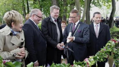 Bild: L. Hladik/exb
Ein besonderes Moment in der Geschichte der Stadt war die Durchführung der Gartenschau „Natur in Tirschenreuth 2013“. Das Foto zeigt Franz Stahl (2.v.r.) und den damaligen bayerischen Umweltminister Dr. Marcel Huber (M.) beim Durchschneiden des Eröffnungsbandes am 29. Mai 2013. Der Gartenschau ist in der Chronik ein eigener großer Themenbereich mit vielen Informationen und Fotos gewidmet.